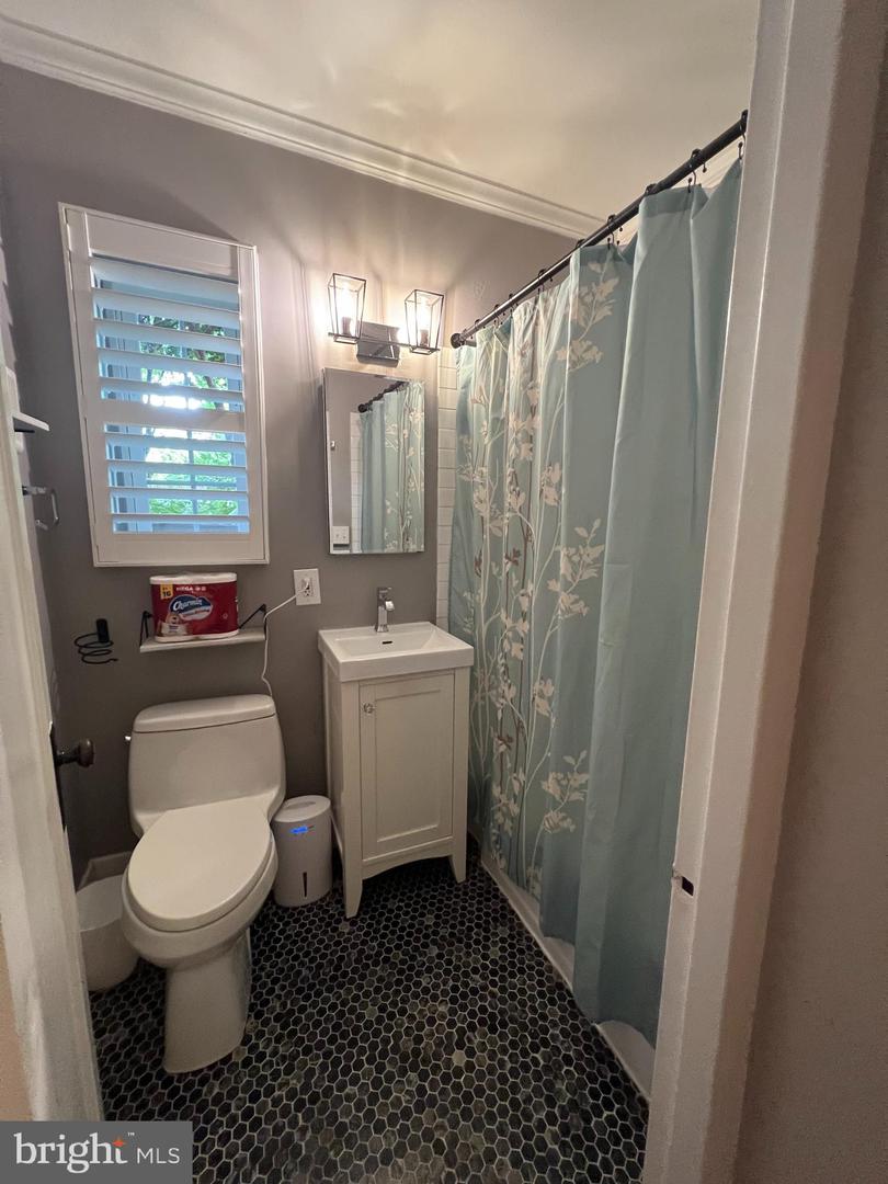 3222 WELLINGTON RD, ALEXANDRIA, Virginia 22302, 2 Bedrooms Bedrooms, ,1 BathroomBathrooms,Residential,For sale,3222 WELLINGTON RD,VAAX2043220 MLS # VAAX2043220