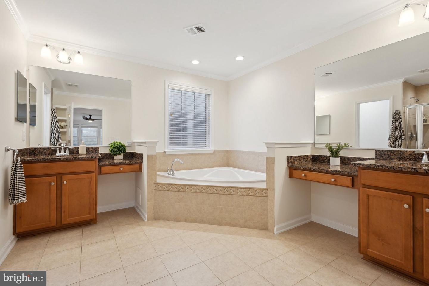 20594 CRESCENT POINTE PL, ASHBURN, Virginia 20147, 2 Bedrooms Bedrooms, ,2 BathroomsBathrooms,Residential,For sale,20594 CRESCENT POINTE PL,VALO2091424 MLS # VALO2091424