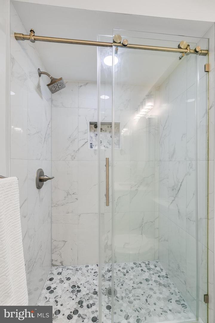 7002 JENKINS LN, FALLS CHURCH, Virginia 22043, 4 Bedrooms Bedrooms, ,4 BathroomsBathrooms,Residential,For sale,7002 JENKINS LN,VAFX2231134 MLS # VAFX2231134