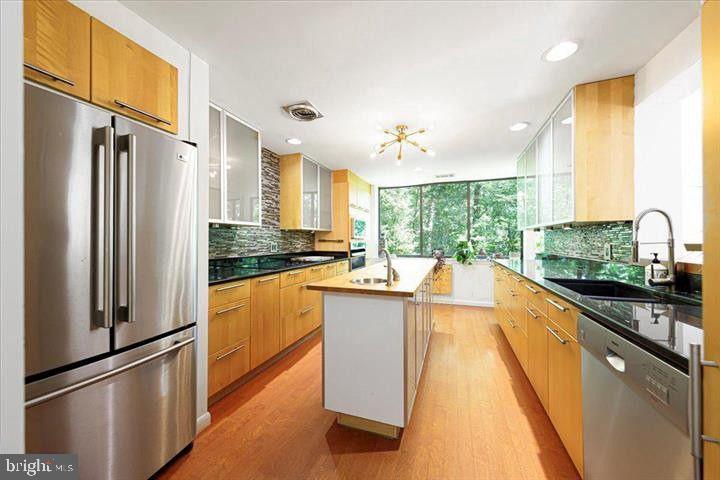 2330 S QUINCY ST, ARLINGTON, Virginia 22204, 2 Bedrooms Bedrooms, ,2 BathroomsBathrooms,Residential,For sale,2330 S QUINCY ST,VAAR2054774 MLS # VAAR2054774