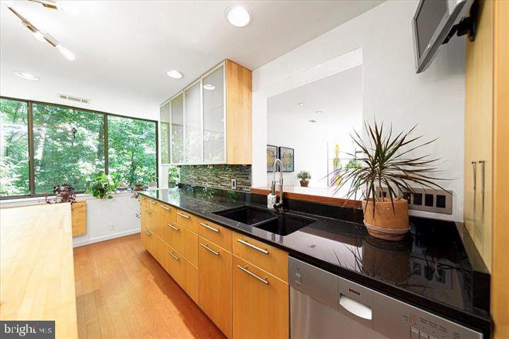 2330 S QUINCY ST, ARLINGTON, Virginia 22204, 2 Bedrooms Bedrooms, ,2 BathroomsBathrooms,Residential,For sale,2330 S QUINCY ST,VAAR2054774 MLS # VAAR2054774
