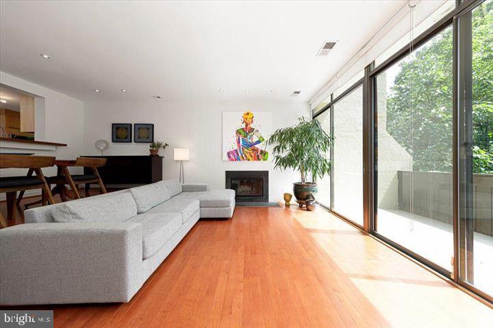 2330 S QUINCY ST, ARLINGTON, Virginia 22204, 2 Bedrooms Bedrooms, ,2 BathroomsBathrooms,Residential,For sale,2330 S QUINCY ST,VAAR2054774 MLS # VAAR2054774