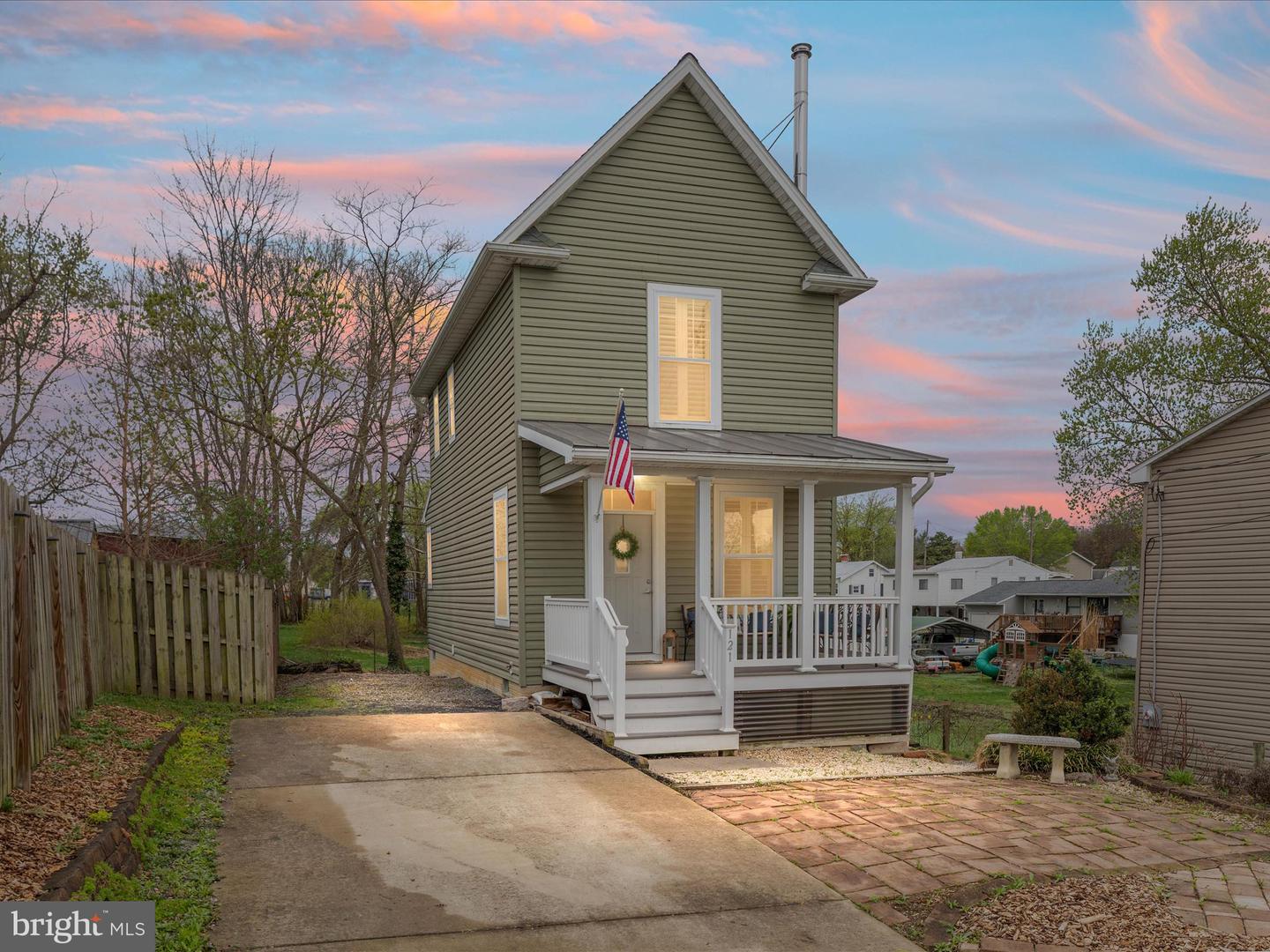 121 W CONFEDERATE ST, NEW MARKET, Virginia 22844, 2 Bedrooms Bedrooms, ,3 BathroomsBathrooms,Residential,For sale,121 W CONFEDERATE ST,VASH2010956 MLS # VASH2010956