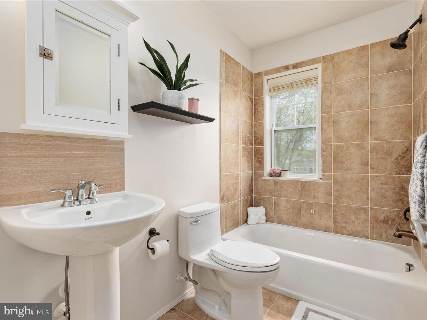 121 W CONFEDERATE ST, NEW MARKET, Virginia 22844, 2 Bedrooms Bedrooms, ,3 BathroomsBathrooms,Residential,For sale,121 W CONFEDERATE ST,VASH2010956 MLS # VASH2010956