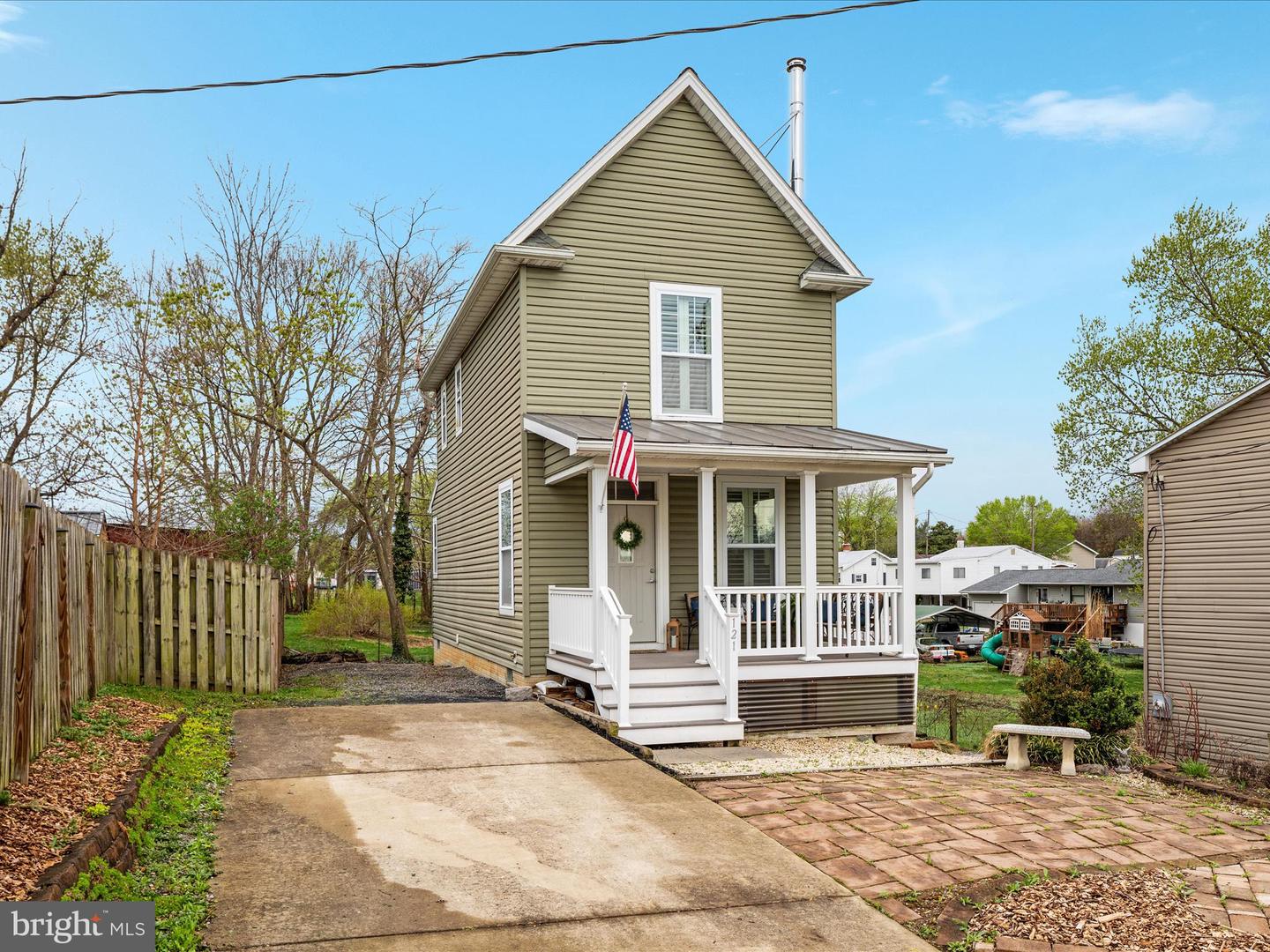121 W CONFEDERATE ST, NEW MARKET, Virginia 22844, 2 Bedrooms Bedrooms, ,3 BathroomsBathrooms,Residential,For sale,121 W CONFEDERATE ST,VASH2010956 MLS # VASH2010956