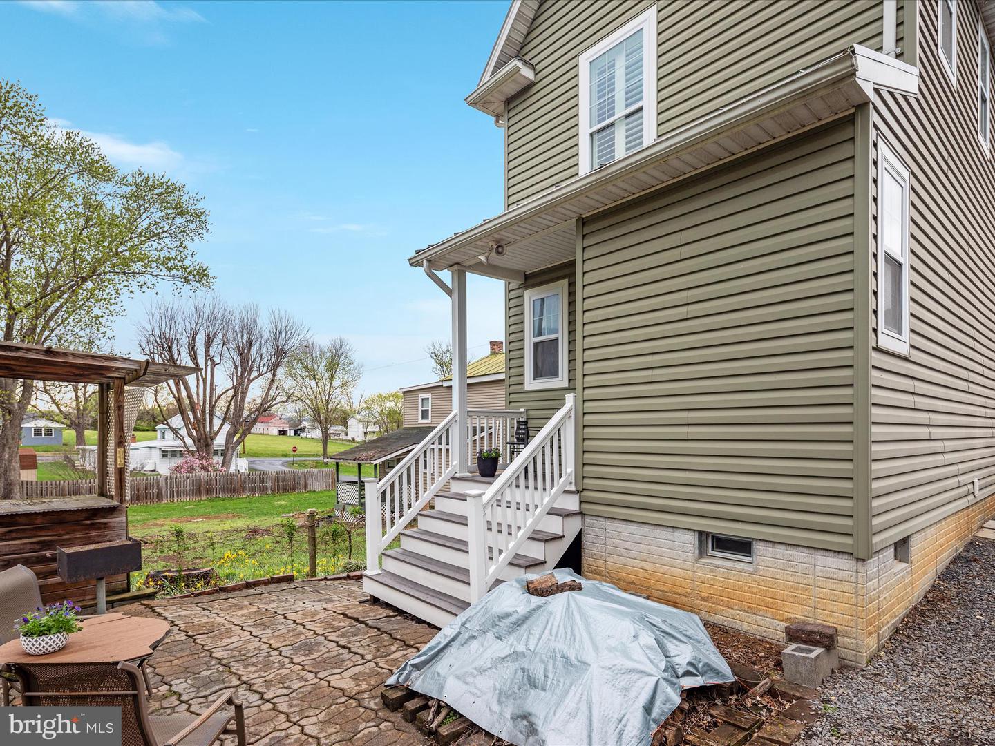 121 W CONFEDERATE ST, NEW MARKET, Virginia 22844, 2 Bedrooms Bedrooms, ,3 BathroomsBathrooms,Residential,For sale,121 W CONFEDERATE ST,VASH2010956 MLS # VASH2010956
