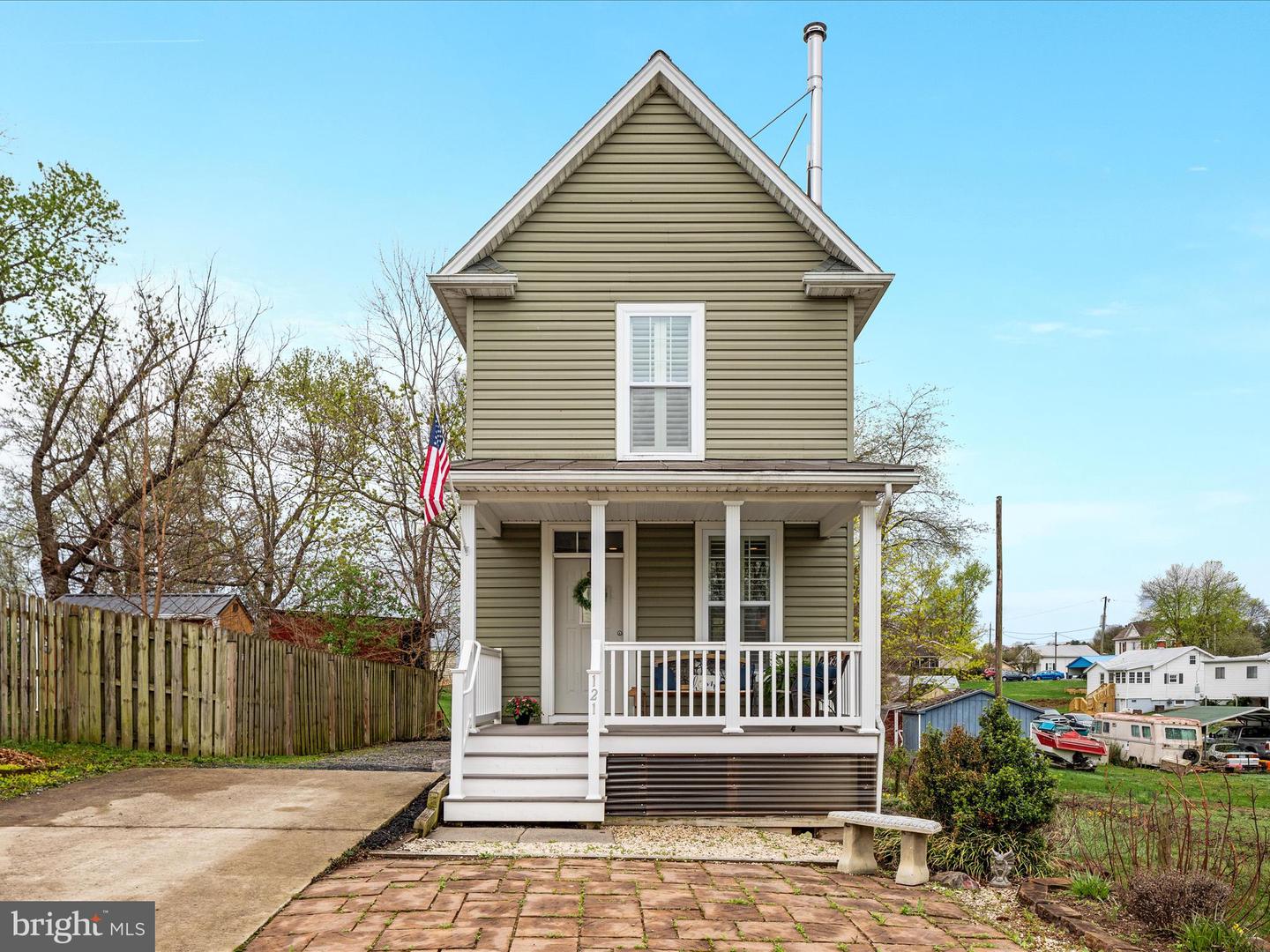 121 W CONFEDERATE ST, NEW MARKET, Virginia 22844, 2 Bedrooms Bedrooms, ,3 BathroomsBathrooms,Residential,For sale,121 W CONFEDERATE ST,VASH2010956 MLS # VASH2010956