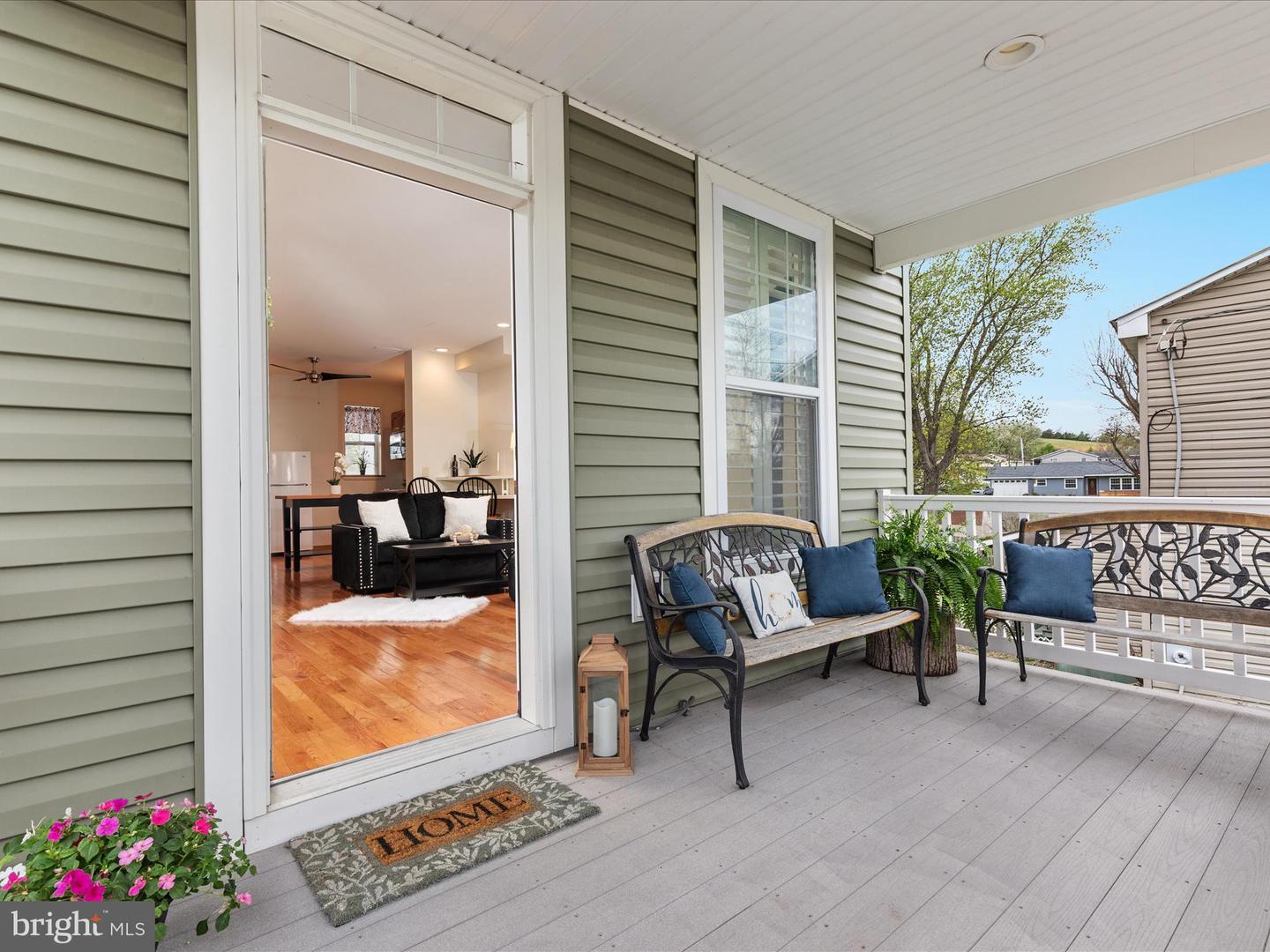 121 W CONFEDERATE ST, NEW MARKET, Virginia 22844, 2 Bedrooms Bedrooms, ,3 BathroomsBathrooms,Residential,For sale,121 W CONFEDERATE ST,VASH2010956 MLS # VASH2010956