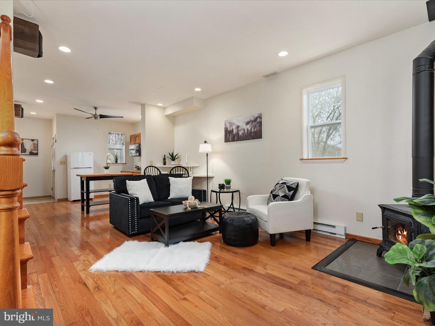 121 W CONFEDERATE ST, NEW MARKET, Virginia 22844, 2 Bedrooms Bedrooms, ,3 BathroomsBathrooms,Residential,For sale,121 W CONFEDERATE ST,VASH2010956 MLS # VASH2010956