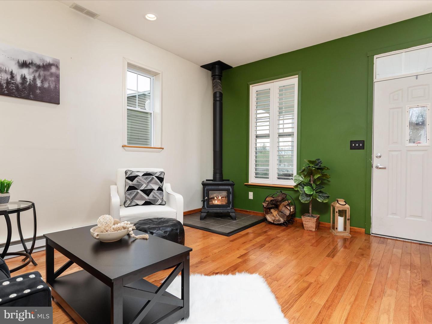 121 W CONFEDERATE ST, NEW MARKET, Virginia 22844, 2 Bedrooms Bedrooms, ,3 BathroomsBathrooms,Residential,For sale,121 W CONFEDERATE ST,VASH2010956 MLS # VASH2010956