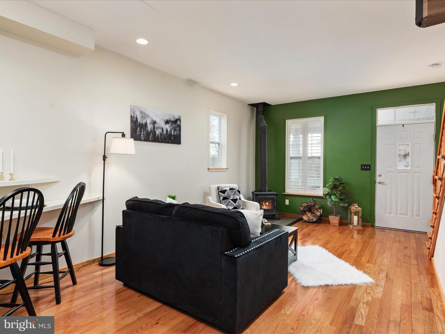 121 W CONFEDERATE ST, NEW MARKET, Virginia 22844, 2 Bedrooms Bedrooms, ,3 BathroomsBathrooms,Residential,For sale,121 W CONFEDERATE ST,VASH2010956 MLS # VASH2010956