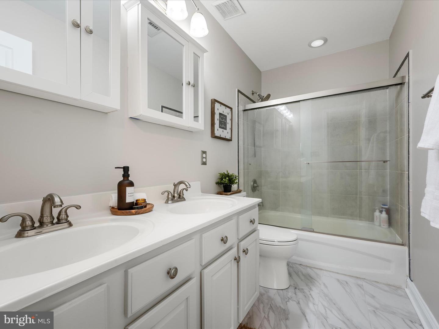 39918 CANTERFIELD CT, LOVETTSVILLE, Virginia 20180, 5 Bedrooms Bedrooms, ,3 BathroomsBathrooms,Residential,For sale,39918 CANTERFIELD CT,VALO2089812 MLS # VALO2089812