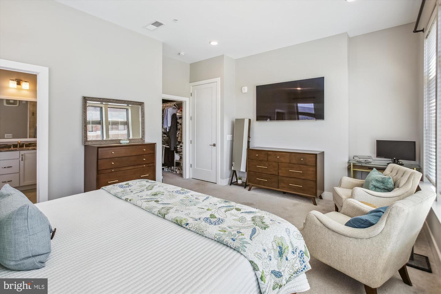 2 STATIONMASTER ST SE #301, LEESBURG, Virginia 20175, 2 Bedrooms Bedrooms, ,2 BathroomsBathrooms,Residential,For sale,2 STATIONMASTER ST SE #301,VALO2092326 MLS # VALO2092326