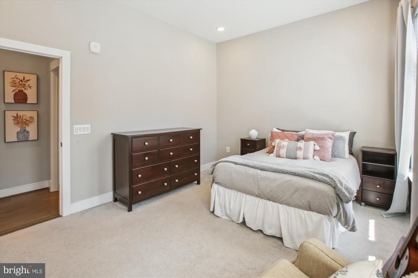2 STATIONMASTER ST SE #301, LEESBURG, Virginia 20175, 2 Bedrooms Bedrooms, ,2 BathroomsBathrooms,Residential,For sale,2 STATIONMASTER ST SE #301,VALO2092326 MLS # VALO2092326