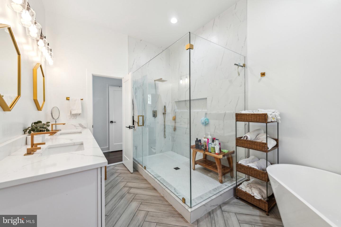 2605 N LEXINGTON ST, ARLINGTON, Virginia 22207, 4 Bedrooms Bedrooms, ,3 BathroomsBathrooms,Residential,For sale,2605 N LEXINGTON ST,VAAR2055510 MLS # VAAR2055510