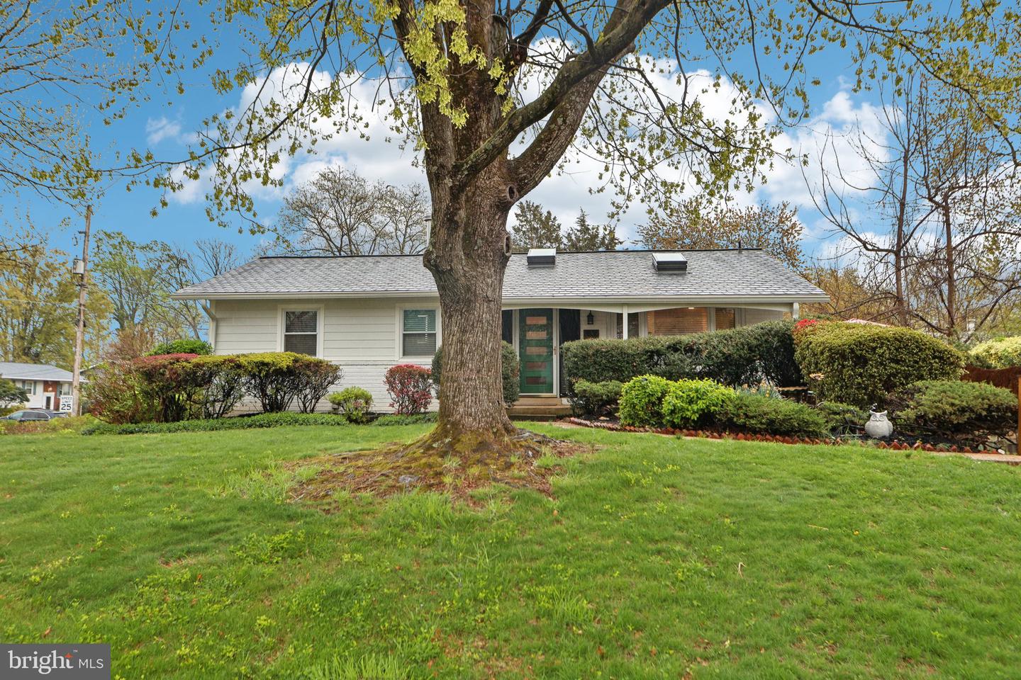 7836 HERITAGE DR, ANNANDALE, Virginia 22003, 5 Bedrooms Bedrooms, 10 Rooms Rooms,3 BathroomsBathrooms,Residential,For sale,7836 HERITAGE DR,VAFX2232344 MLS # VAFX2232344