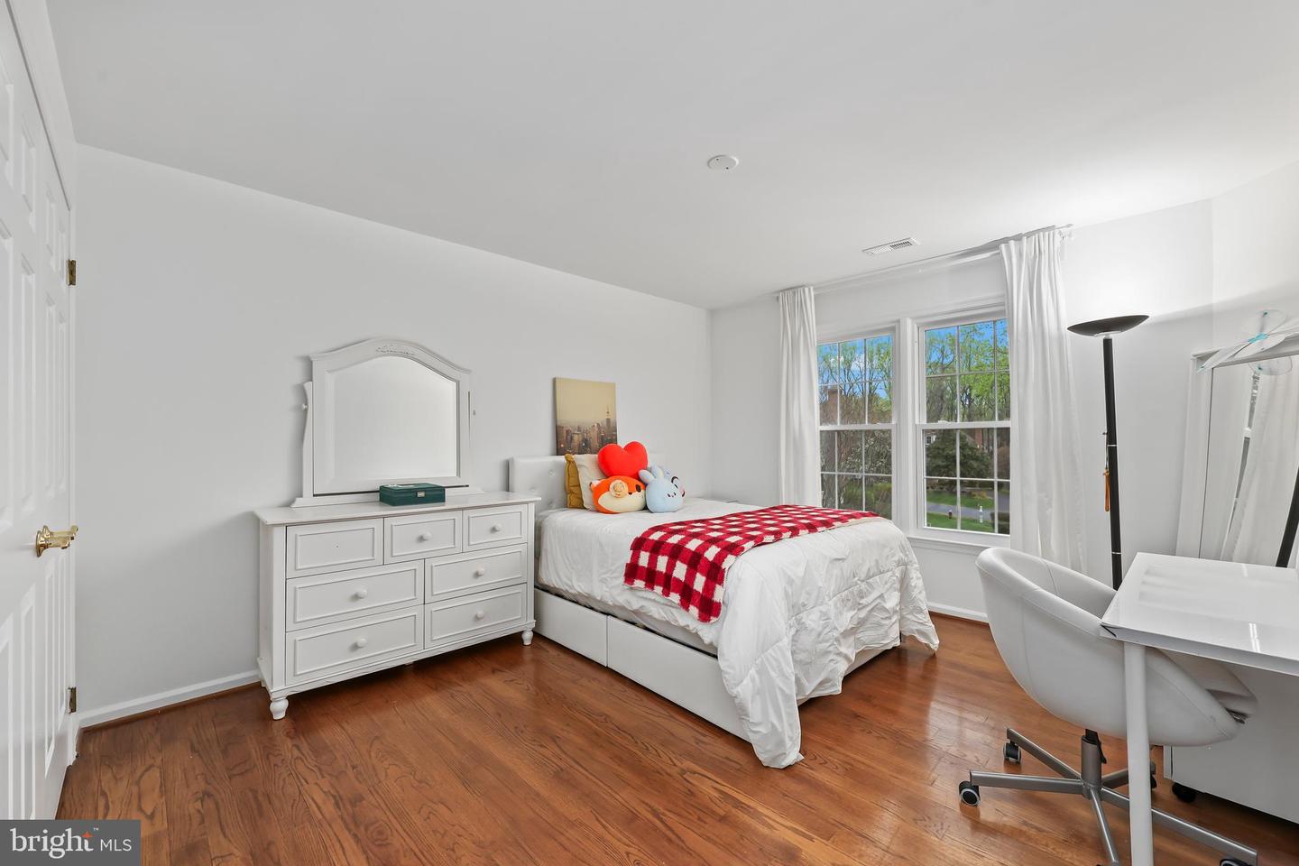 10657 OAKTON RIDGE CT, OAKTON, Virginia 22124, 4 Bedrooms Bedrooms, ,3 BathroomsBathrooms,Residential,For sale,10657 OAKTON RIDGE CT,VAFX2233020 MLS # VAFX2233020