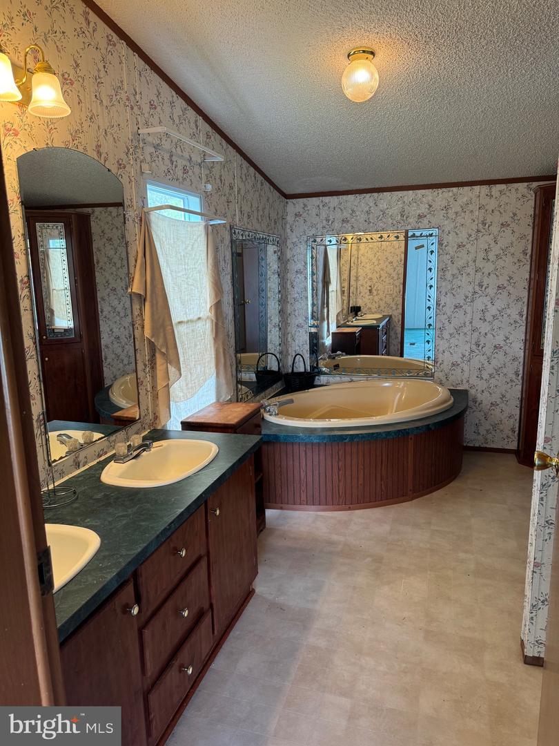 325 BOWLERS RD, TAPPAHANNOCK, Virginia 22560, 3 Bedrooms Bedrooms, 5 Rooms Rooms,2 BathroomsBathrooms,Residential,For sale,325 BOWLERS RD,VAES2000852 MLS # VAES2000852