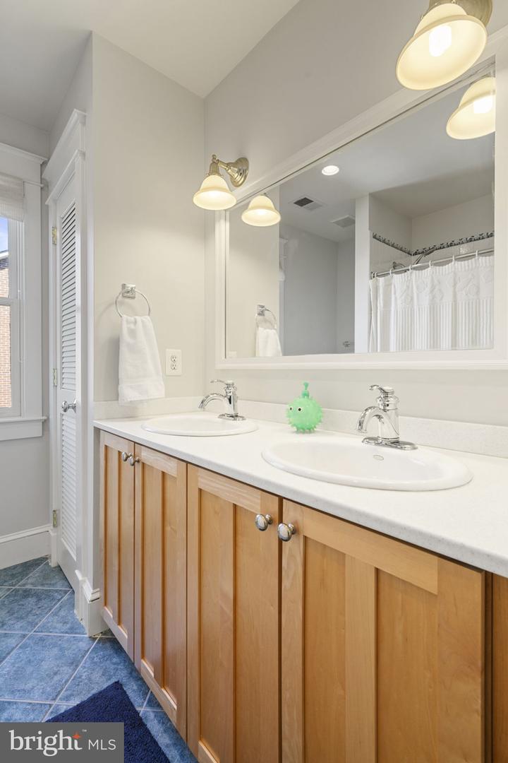 607 N HUDSON ST, ARLINGTON, Virginia 22201, 4 Bedrooms Bedrooms, ,2 BathroomsBathrooms,Residential,For sale,607 N HUDSON ST,VAAR2054292 MLS # VAAR2054292