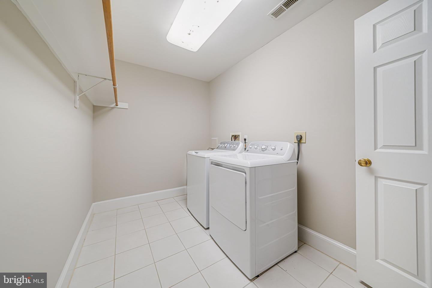 3102 N DINWIDDIE ST, ARLINGTON, Virginia 22207, 5 Bedrooms Bedrooms, ,4 BathroomsBathrooms,Residential,For sale,3102 N DINWIDDIE ST,VAAR2055142 MLS # VAAR2055142