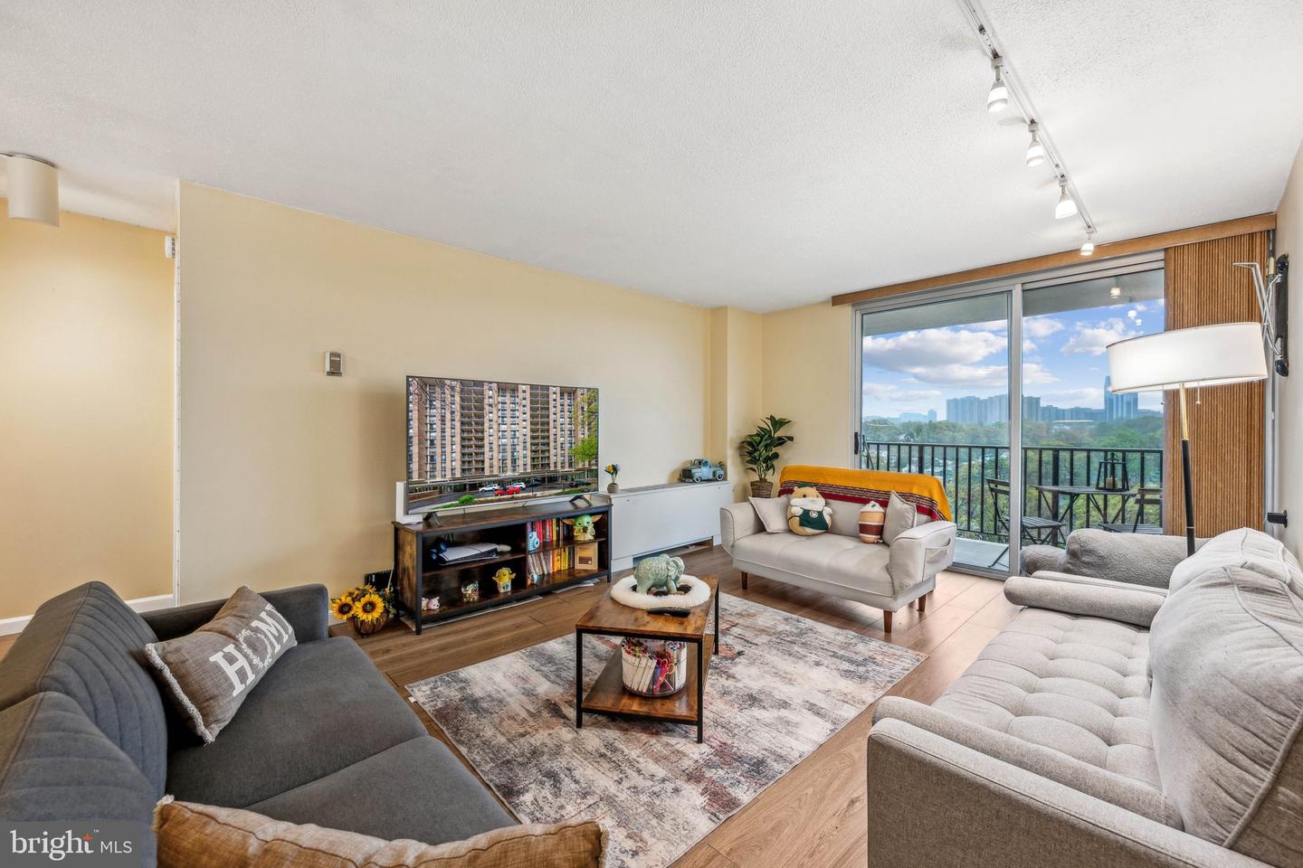 4600 S FOUR MILE RUN DR #1216, ARLINGTON, Virginia 22204, 2 Bedrooms Bedrooms, ,2 BathroomsBathrooms,Residential,For sale,4600 S FOUR MILE RUN DR #1216,VAAR2055868 MLS # VAAR2055868