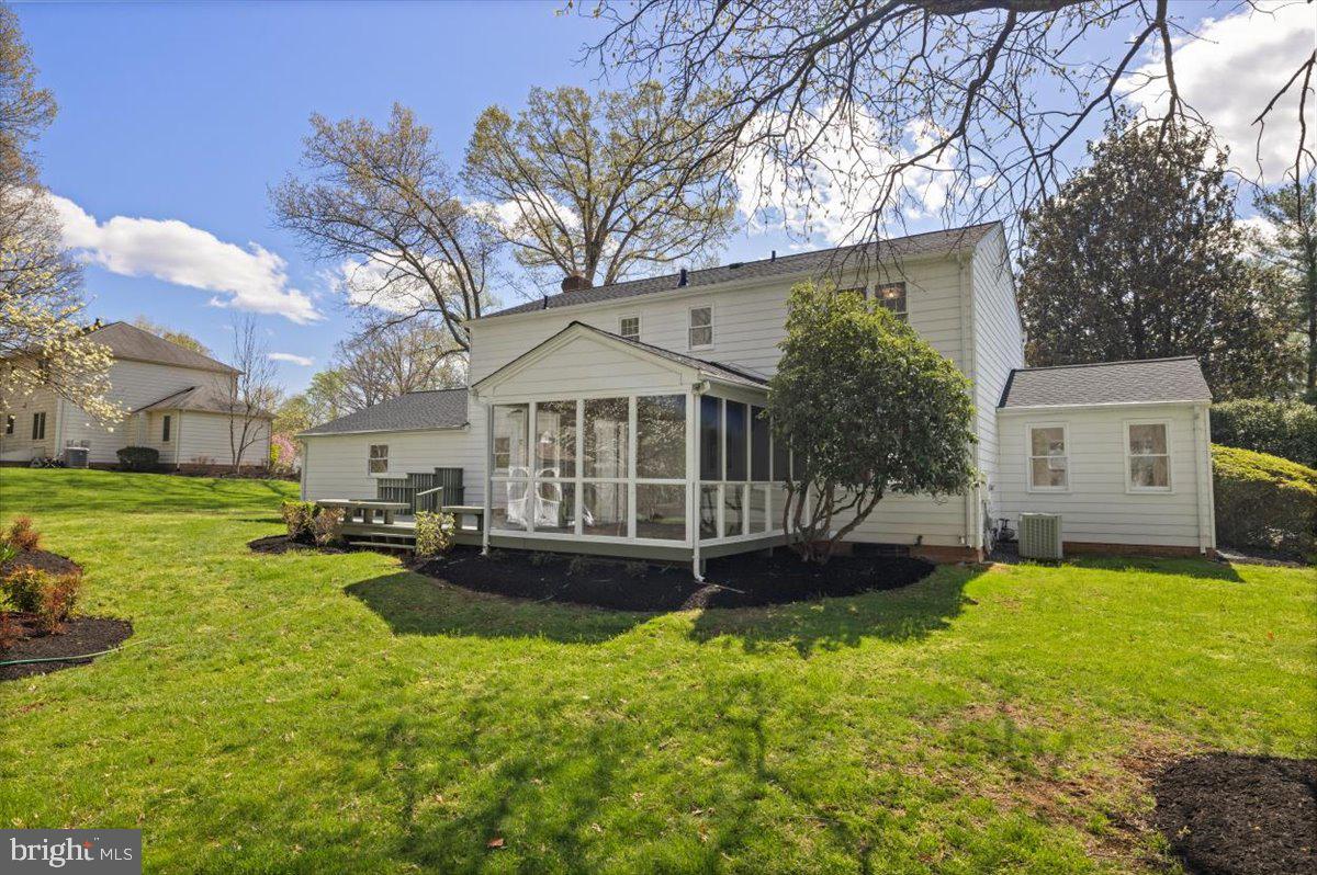 905 HOLLY CREEK DR, GREAT FALLS, Virginia 22066, 5 Bedrooms Bedrooms, ,3 BathroomsBathrooms,Residential,For sale,905 HOLLY CREEK DR,VAFX2233526 MLS # VAFX2233526