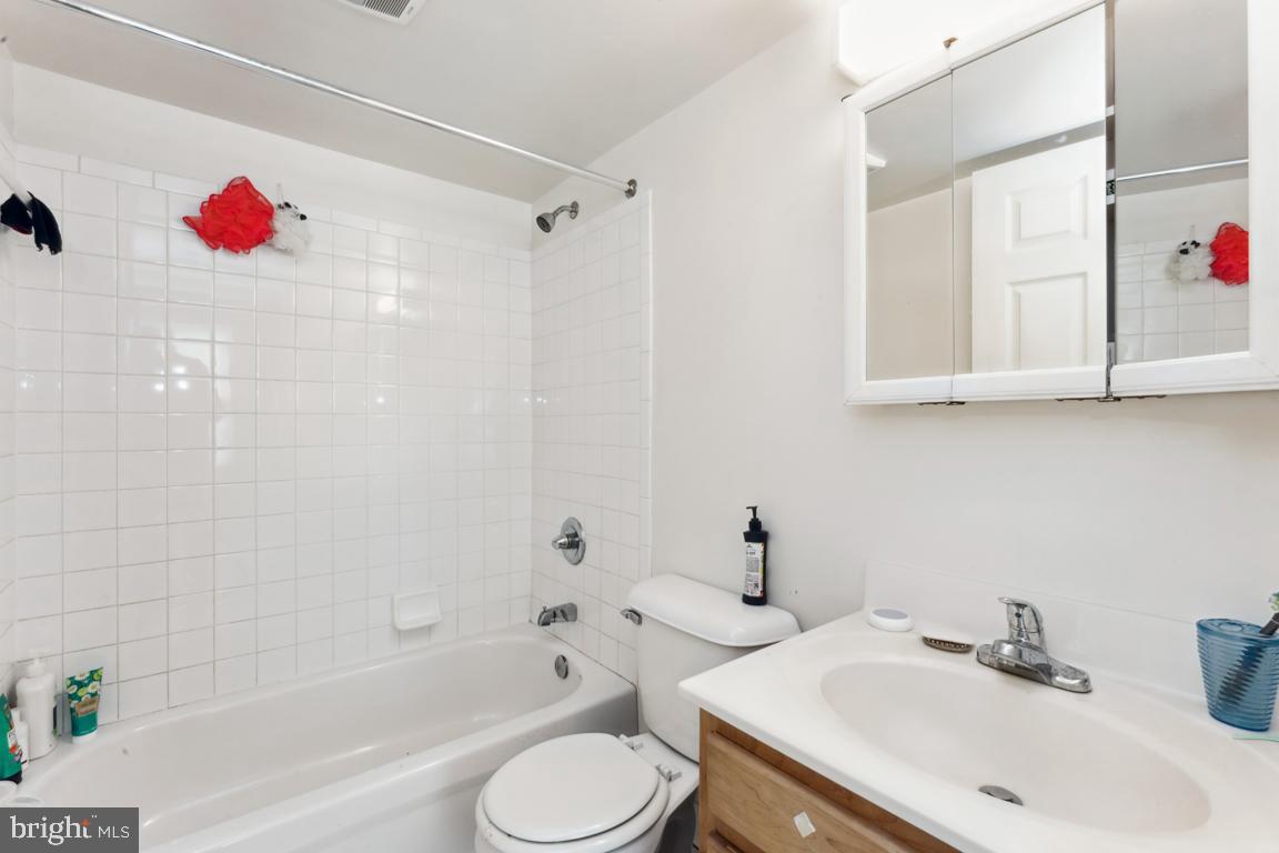 1712 W ST SE #18, WASHINGTON, District Of Columbia 20020, 2 Bedrooms Bedrooms, ,2 BathroomsBathrooms,Residential,For sale,1712 W ST SE #18,DCDC2193548 MLS # DCDC2193548