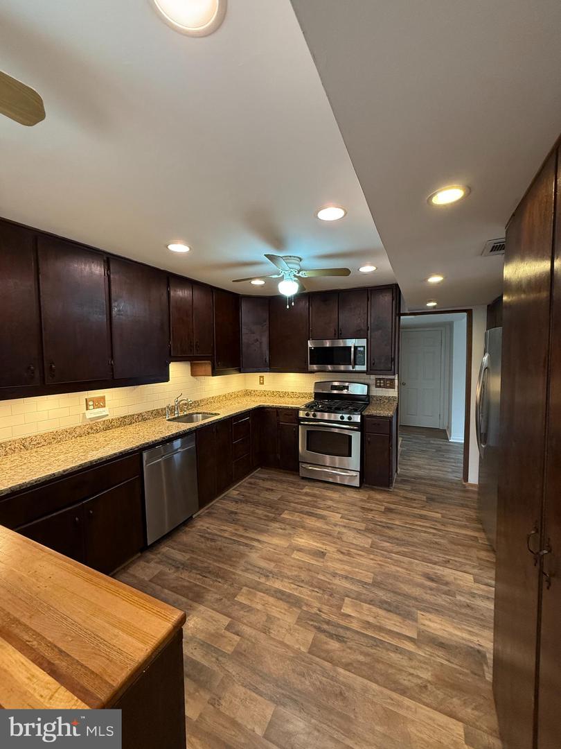 6710 RED JACKET RD, SPRINGFIELD, Virginia 22152, 4 Bedrooms Bedrooms, ,2 BathroomsBathrooms,Residential,For sale,6710 RED JACKET RD,VAFX2234870 MLS # VAFX2234870