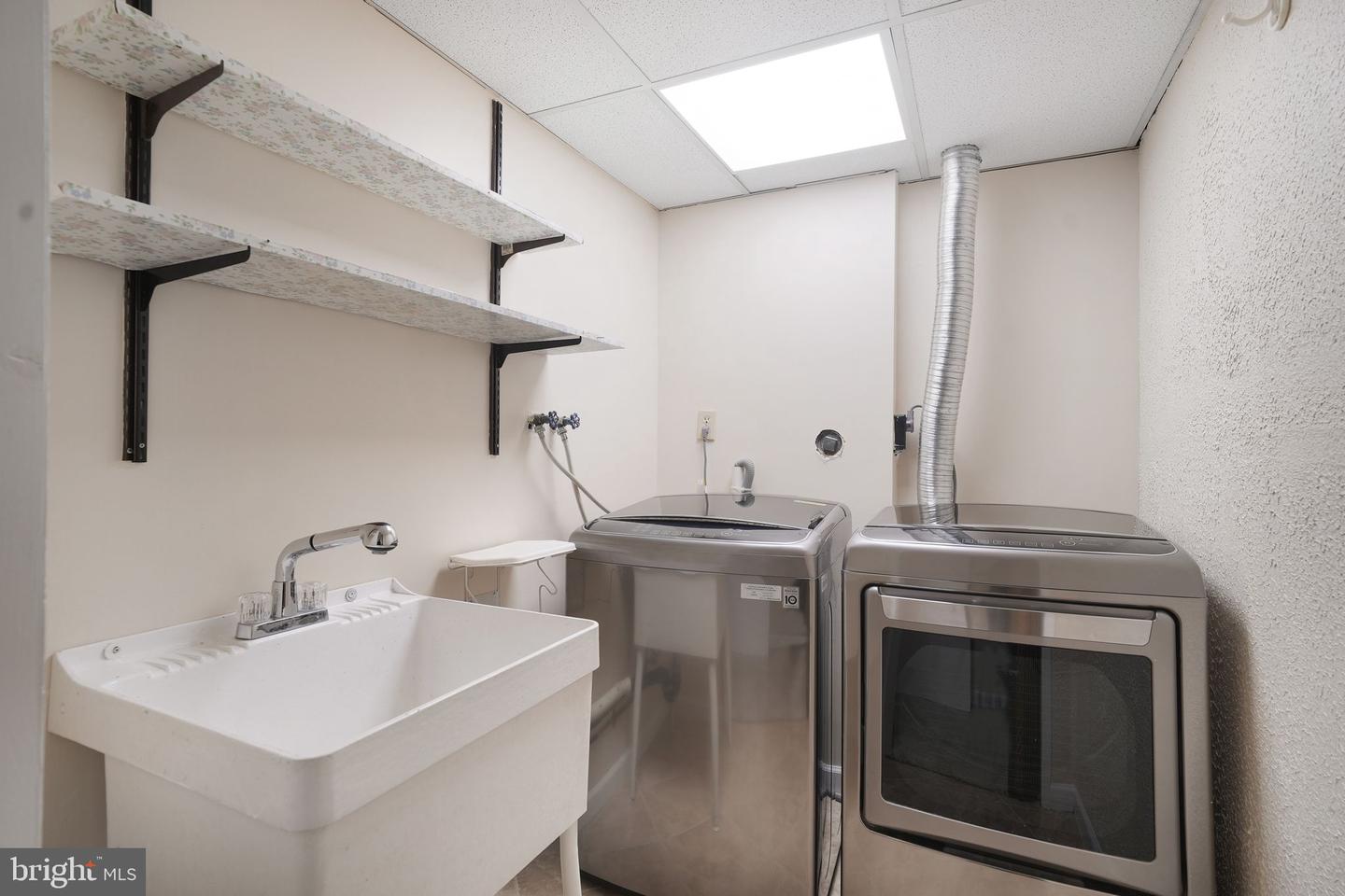 6801 LAMP POST LN, ALEXANDRIA, Virginia 22306, 4 Bedrooms Bedrooms, ,3 BathroomsBathrooms,Residential,For sale,6801 LAMP POST LN,VAFX2234576 MLS # VAFX2234576