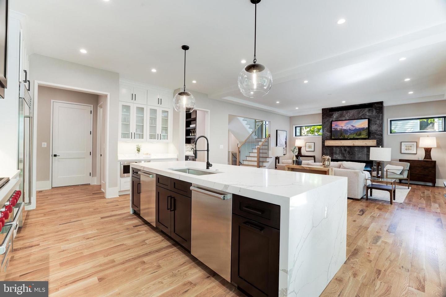 3830 30TH RD N, ARLINGTON, Virginia 22207, 6 Bedrooms Bedrooms, ,6 BathroomsBathrooms,Residential,For sale,3830 30TH RD N,VAAR2056186 MLS # VAAR2056186