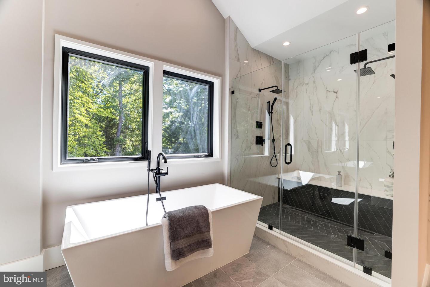 3830 30TH RD N, ARLINGTON, Virginia 22207, 6 Bedrooms Bedrooms, ,6 BathroomsBathrooms,Residential,For sale,3830 30TH RD N,VAAR2056186 MLS # VAAR2056186