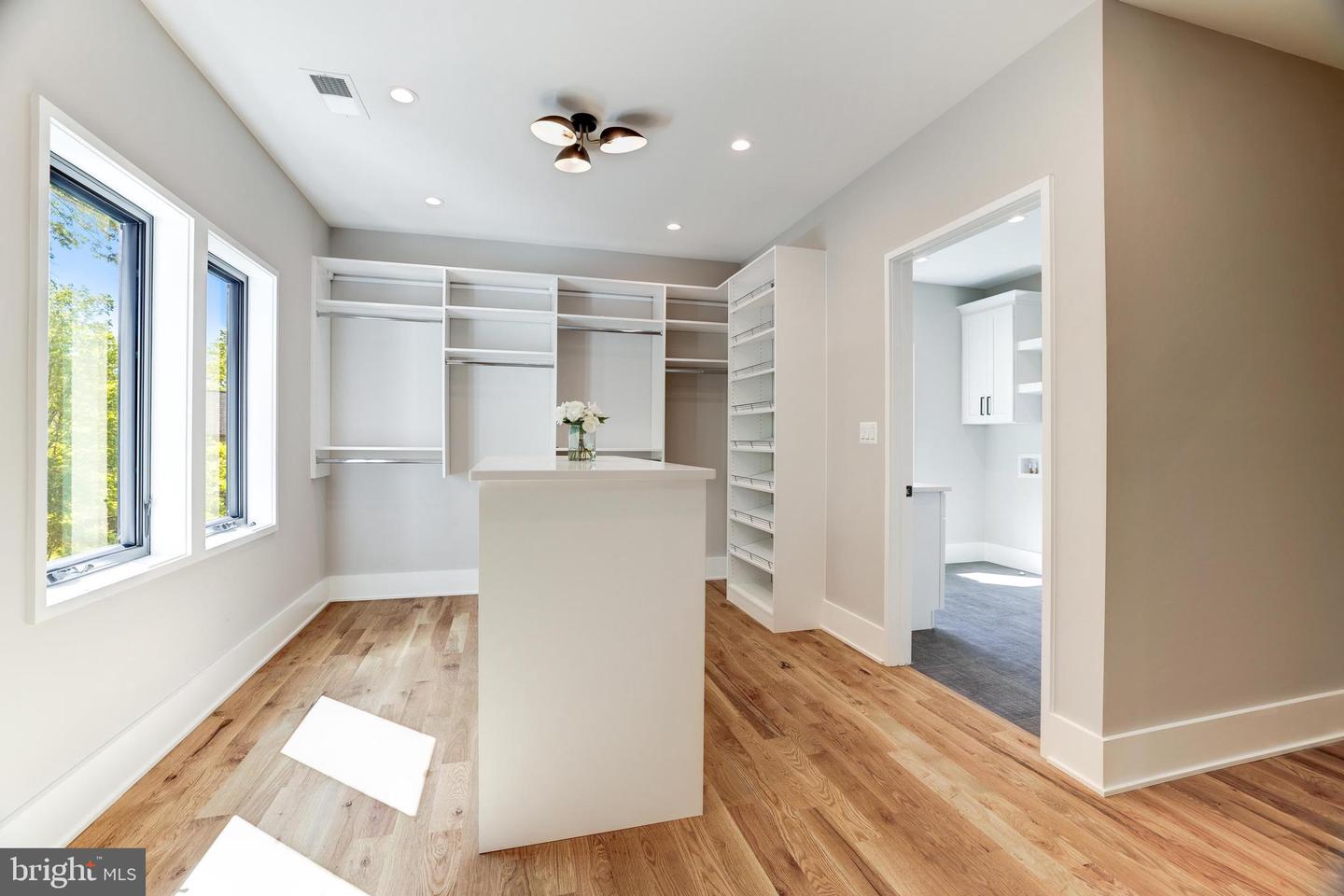 3830 30TH RD N, ARLINGTON, Virginia 22207, 6 Bedrooms Bedrooms, ,6 BathroomsBathrooms,Residential,For sale,3830 30TH RD N,VAAR2056186 MLS # VAAR2056186