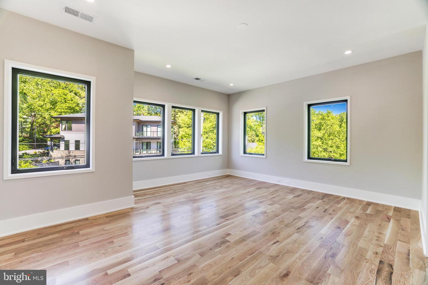 3830 30TH RD N, ARLINGTON, Virginia 22207, 6 Bedrooms Bedrooms, ,6 BathroomsBathrooms,Residential,For sale,3830 30TH RD N,VAAR2056186 MLS # VAAR2056186