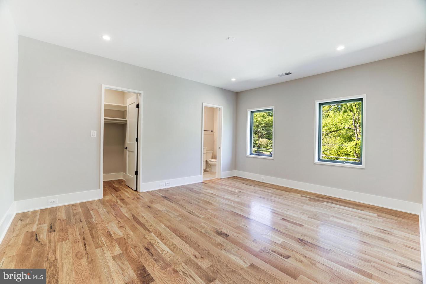 3830 30TH RD N, ARLINGTON, Virginia 22207, 6 Bedrooms Bedrooms, ,6 BathroomsBathrooms,Residential,For sale,3830 30TH RD N,VAAR2056186 MLS # VAAR2056186