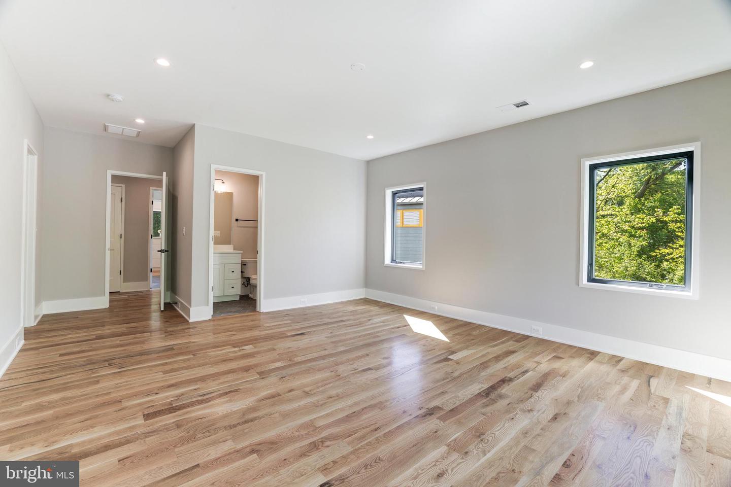 3830 30TH RD N, ARLINGTON, Virginia 22207, 6 Bedrooms Bedrooms, ,6 BathroomsBathrooms,Residential,For sale,3830 30TH RD N,VAAR2056186 MLS # VAAR2056186