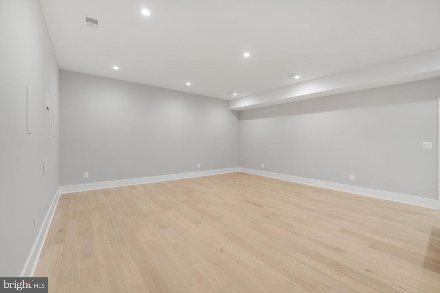 3830 30TH RD N, ARLINGTON, Virginia 22207, 6 Bedrooms Bedrooms, ,6 BathroomsBathrooms,Residential,For sale,3830 30TH RD N,VAAR2056186 MLS # VAAR2056186