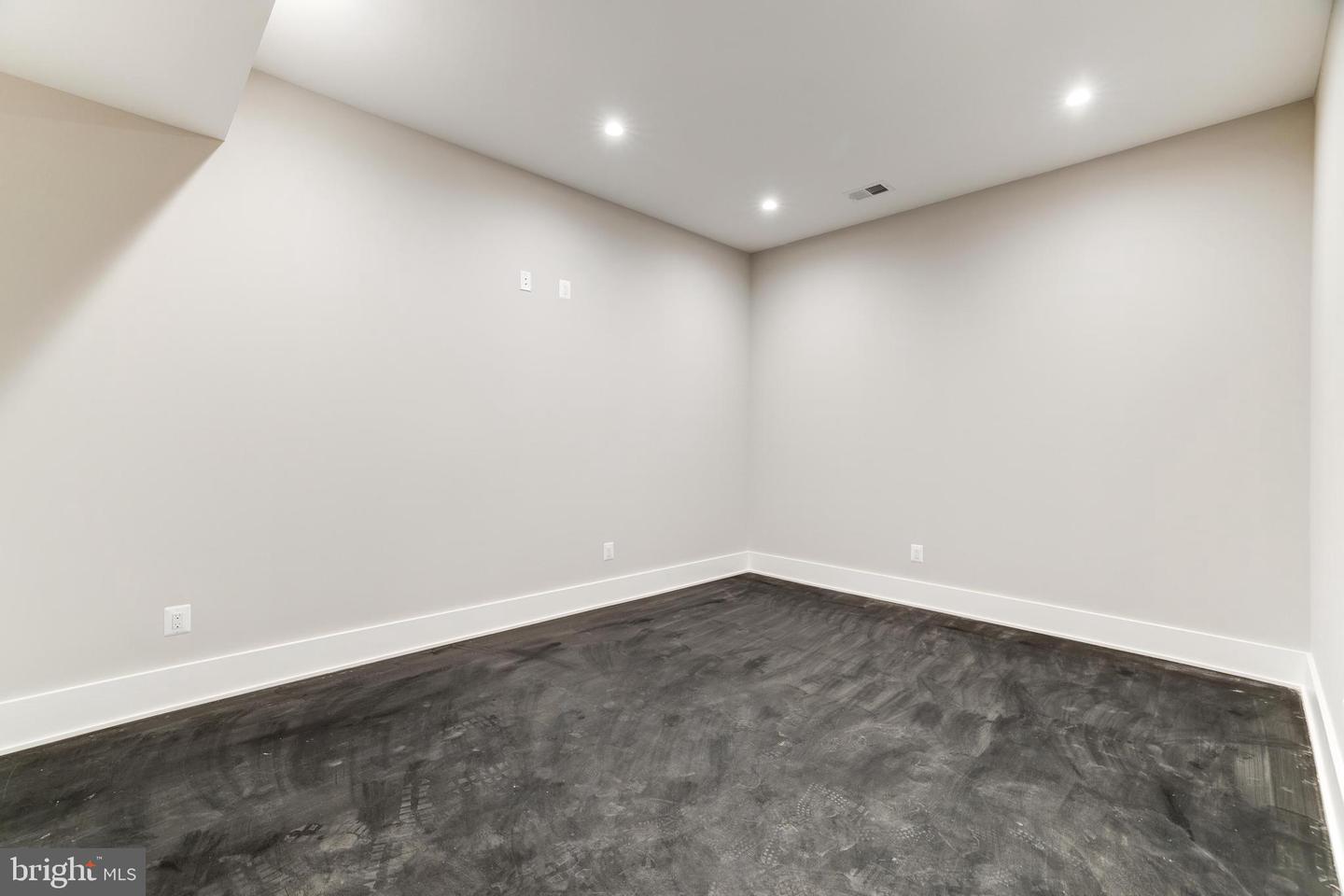 3830 30TH RD N, ARLINGTON, Virginia 22207, 6 Bedrooms Bedrooms, ,6 BathroomsBathrooms,Residential,For sale,3830 30TH RD N,VAAR2056186 MLS # VAAR2056186