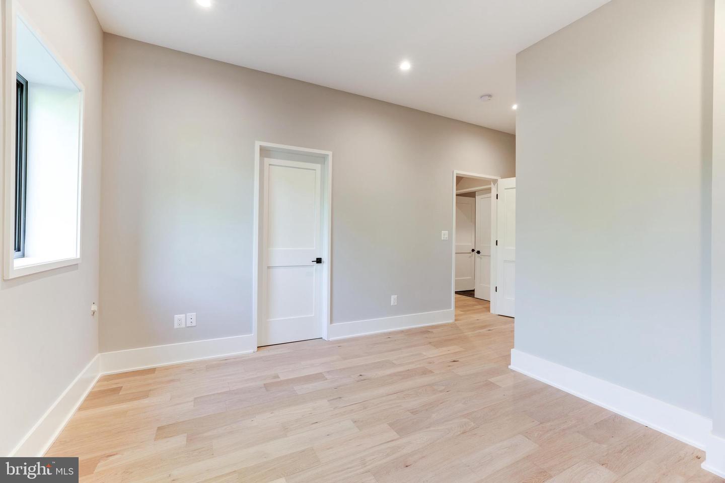 3830 30TH RD N, ARLINGTON, Virginia 22207, 6 Bedrooms Bedrooms, ,6 BathroomsBathrooms,Residential,For sale,3830 30TH RD N,VAAR2056186 MLS # VAAR2056186
