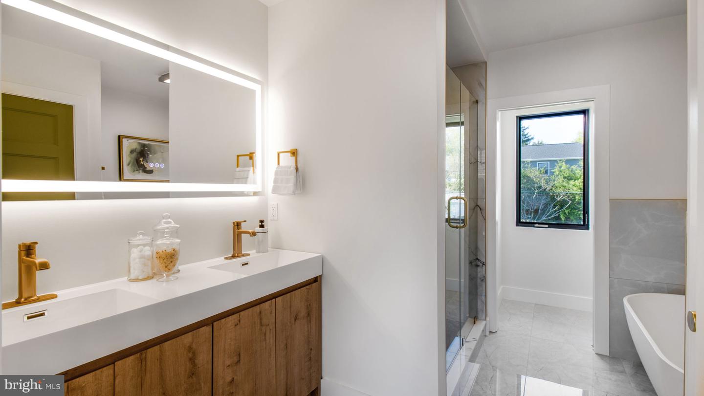 2025 N EMERSON ST, ARLINGTON, Virginia 22207, 5 Bedrooms Bedrooms, ,4 BathroomsBathrooms,Residential,For sale,2025 N EMERSON ST,VAAR2053724 MLS # VAAR2053724