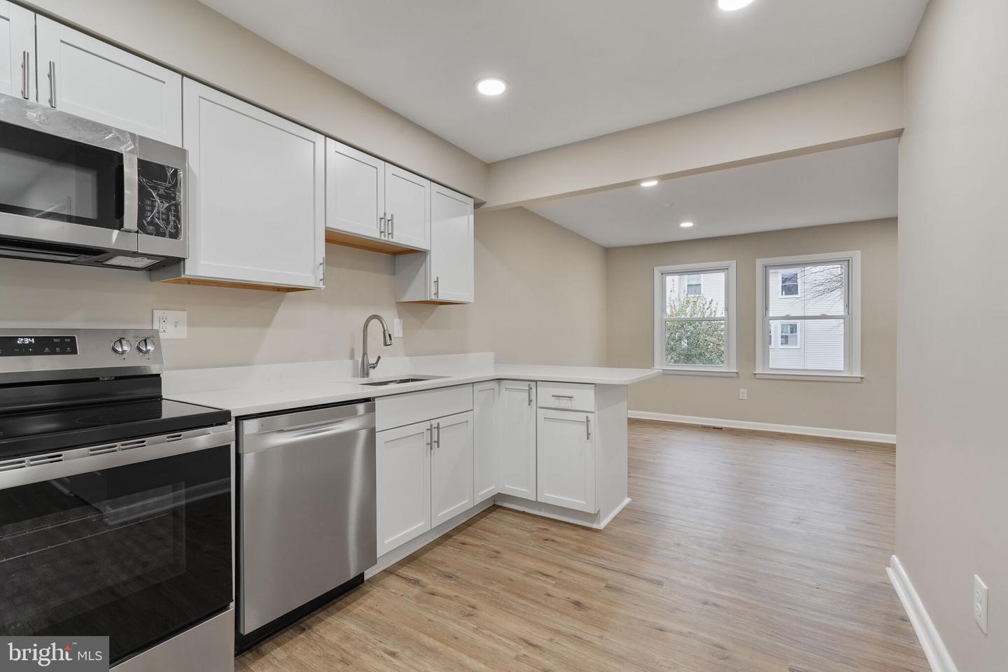 12924 RIDGEMIST LN, FAIRFAX, Virginia 22033, 3 Bedrooms Bedrooms, ,2 BathroomsBathrooms,Residential,For sale,12924 RIDGEMIST LN,VAFX2232110 MLS # VAFX2232110