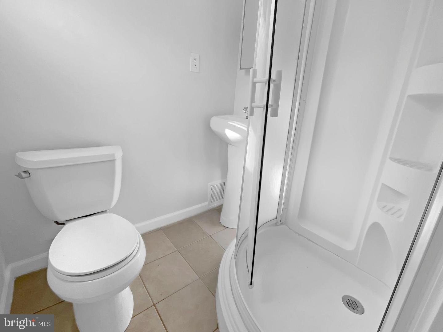 2811 SCHOOL ST, ALEXANDRIA, Virginia 22303, 3 Bedrooms Bedrooms, ,3 BathroomsBathrooms,Residential,For sale,2811 SCHOOL ST,VAFX2235674 MLS # VAFX2235674