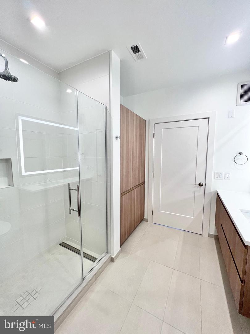 737 SWANN AVE #404, ALEXANDRIA, Virginia 22301, 1 Bedroom Bedrooms, ,1 BathroomBathrooms,Residential,For sale,737 SWANN AVE #404,VAAX2042716 MLS # VAAX2042716