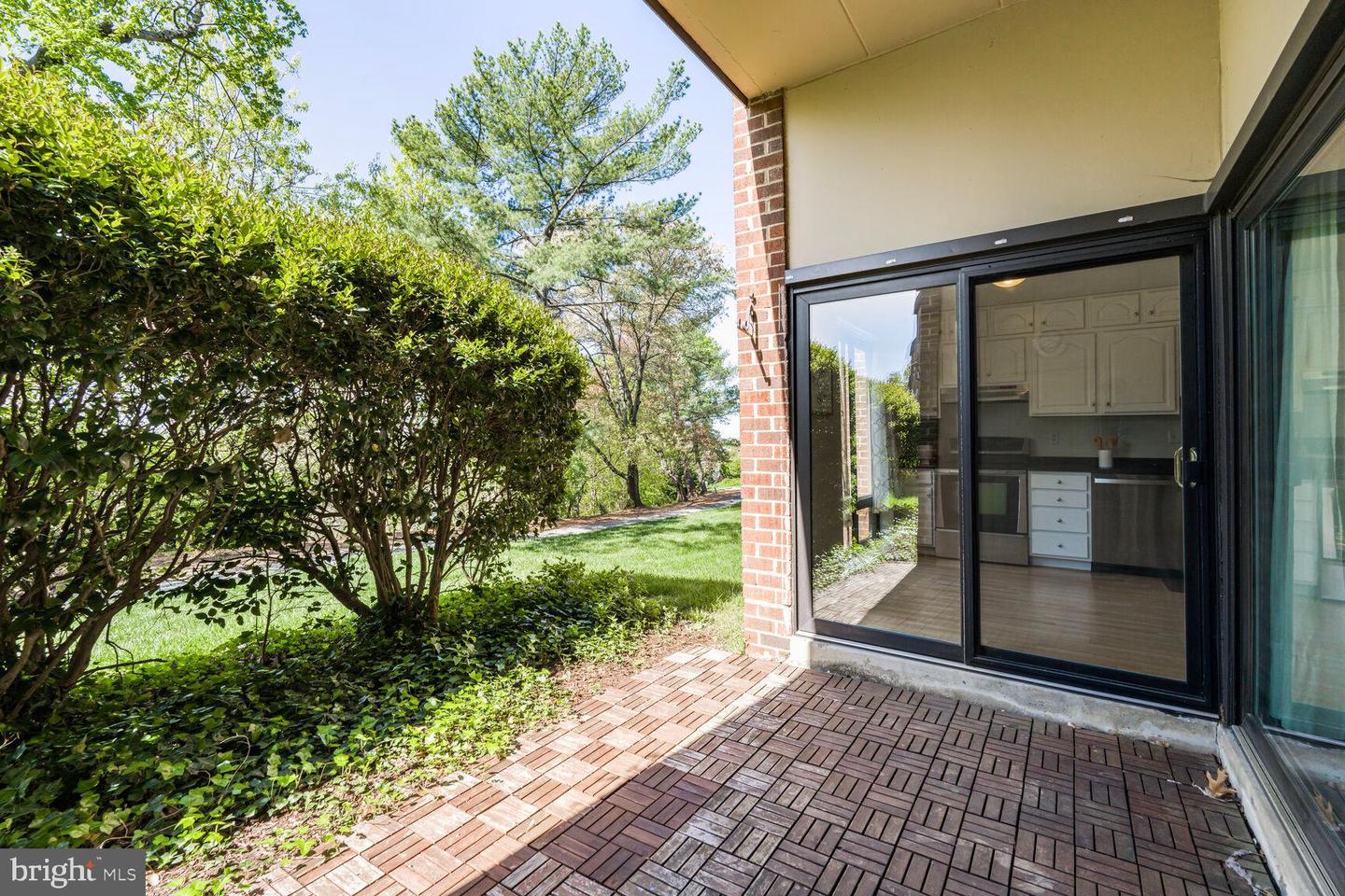 106 ROBERTS LN #101, ALEXANDRIA, Virginia 22314, 2 Bedrooms Bedrooms, ,1 BathroomBathrooms,Residential,For sale,106 ROBERTS LN #101,VAAX2043792 MLS # VAAX2043792