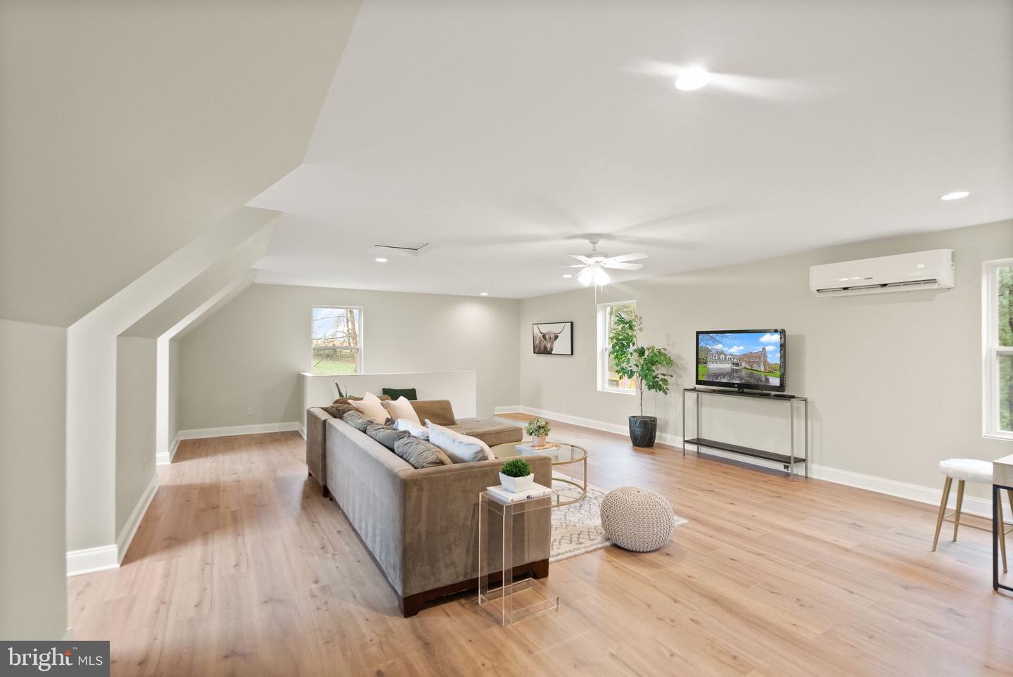 35571 SUFFOLK LN, HILLSBORO, Virginia 20132, 5 Bedrooms Bedrooms, 7 Rooms Rooms,5 BathroomsBathrooms,Residential,For sale,35571 SUFFOLK LN,VALO2092758 MLS # VALO2092758