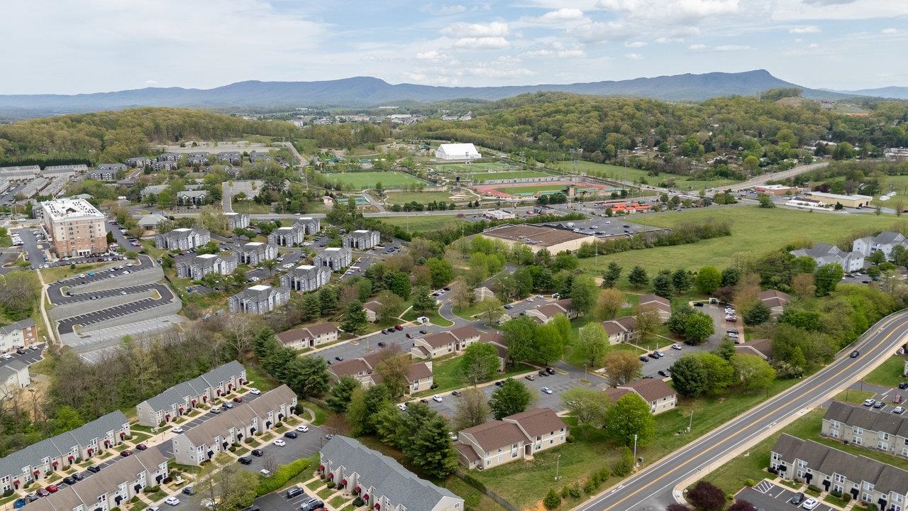 510 DAVIS MILLS DR, HARRISONBURG, Virginia 22801, 4 Bedrooms Bedrooms, ,4 BathroomsBathrooms,Residential,510 DAVIS MILLS DR,663626 MLS # 663626