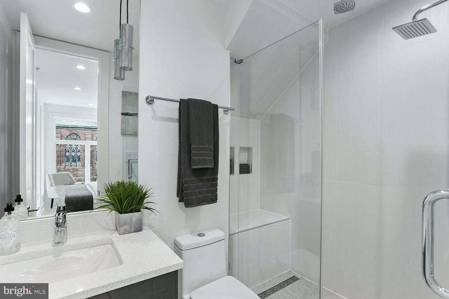 4 R ST NW #3, WASHINGTON, District Of Columbia 20001, 2 Bedrooms Bedrooms, ,2 BathroomsBathrooms,Residential,For sale,4 R ST NW #3,DCDC2194902 MLS # DCDC2194902