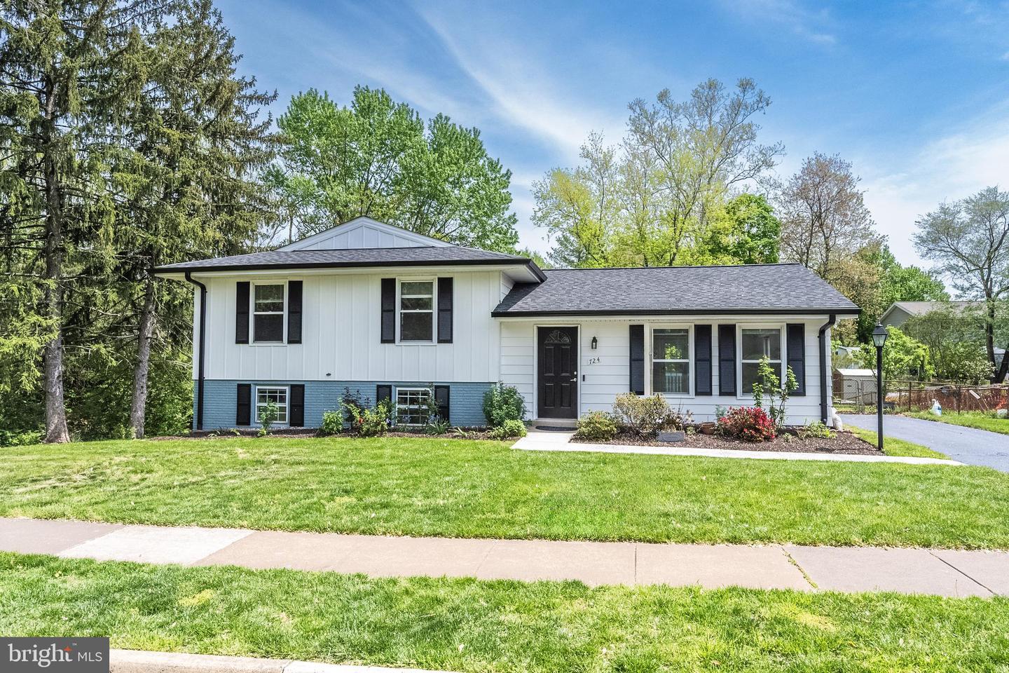 724 N ARGONNE AVE, STERLING, Virginia 20164, 4 Bedrooms Bedrooms, ,3 BathroomsBathrooms,Residential,For sale,724 N ARGONNE AVE,VALO2094094 MLS # VALO2094094
