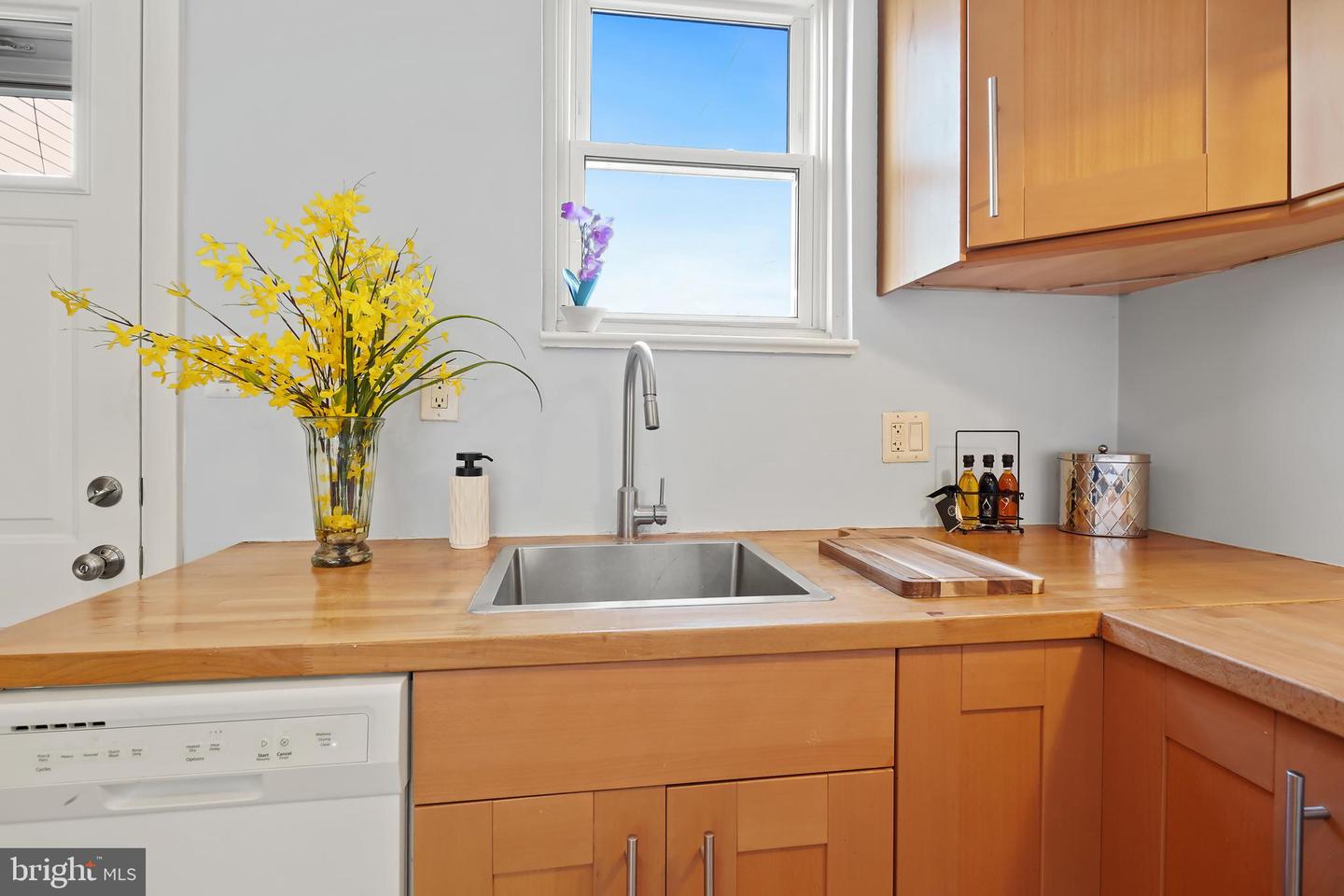 1811 6TH ST NW, WASHINGTON, District Of Columbia 20001, 2 Bedrooms Bedrooms, ,1 BathroomBathrooms,Residential,For sale,1811 6TH ST NW,DCDC2196702 MLS # DCDC2196702