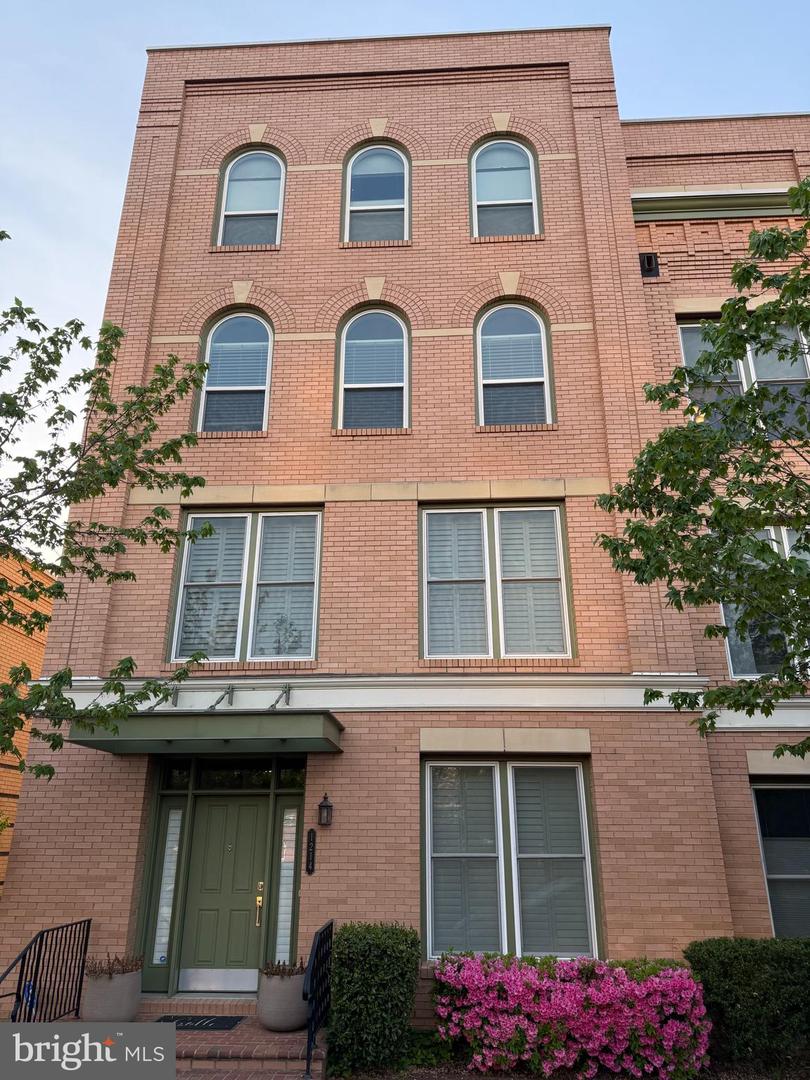1212 MAIN LINE BLVD, ALEXANDRIA, Virginia 22301, 3 Bedrooms Bedrooms, ,2 BathroomsBathrooms,Residential,For sale,1212 MAIN LINE BLVD,VAAX2044546 MLS # VAAX2044546