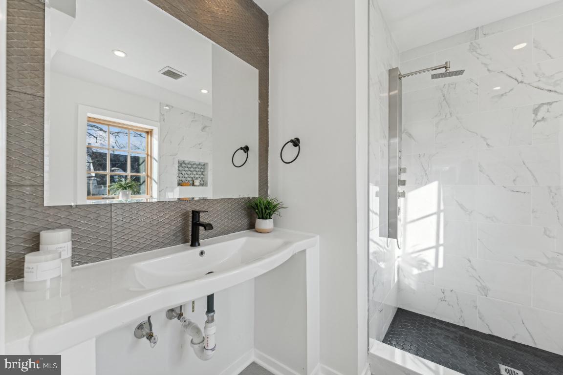 1400 FRANKLIN ST NE, WASHINGTON, District Of Columbia 20018, 5 Bedrooms Bedrooms, ,4 BathroomsBathrooms,Residential,For sale,1400 FRANKLIN ST NE,DCDC2197492 MLS # DCDC2197492
